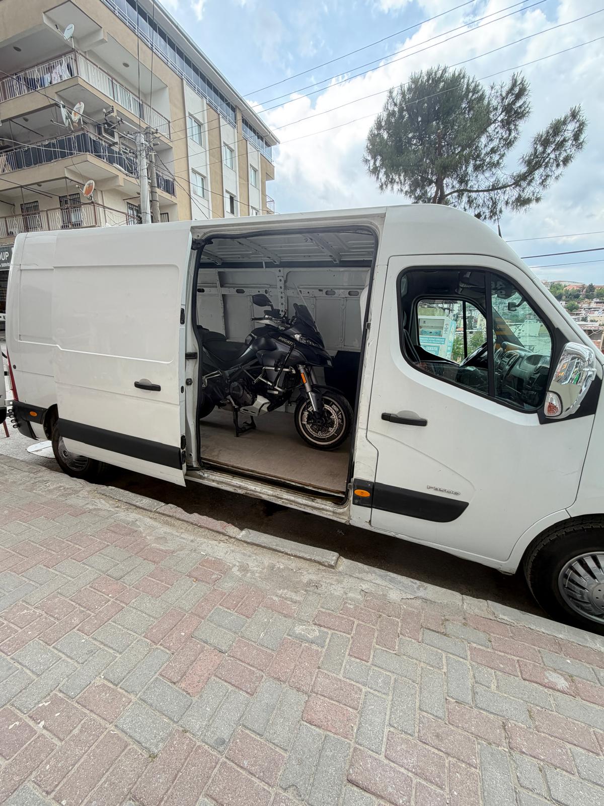 Kapalı kasa araç içinde Ducati motosiklet
