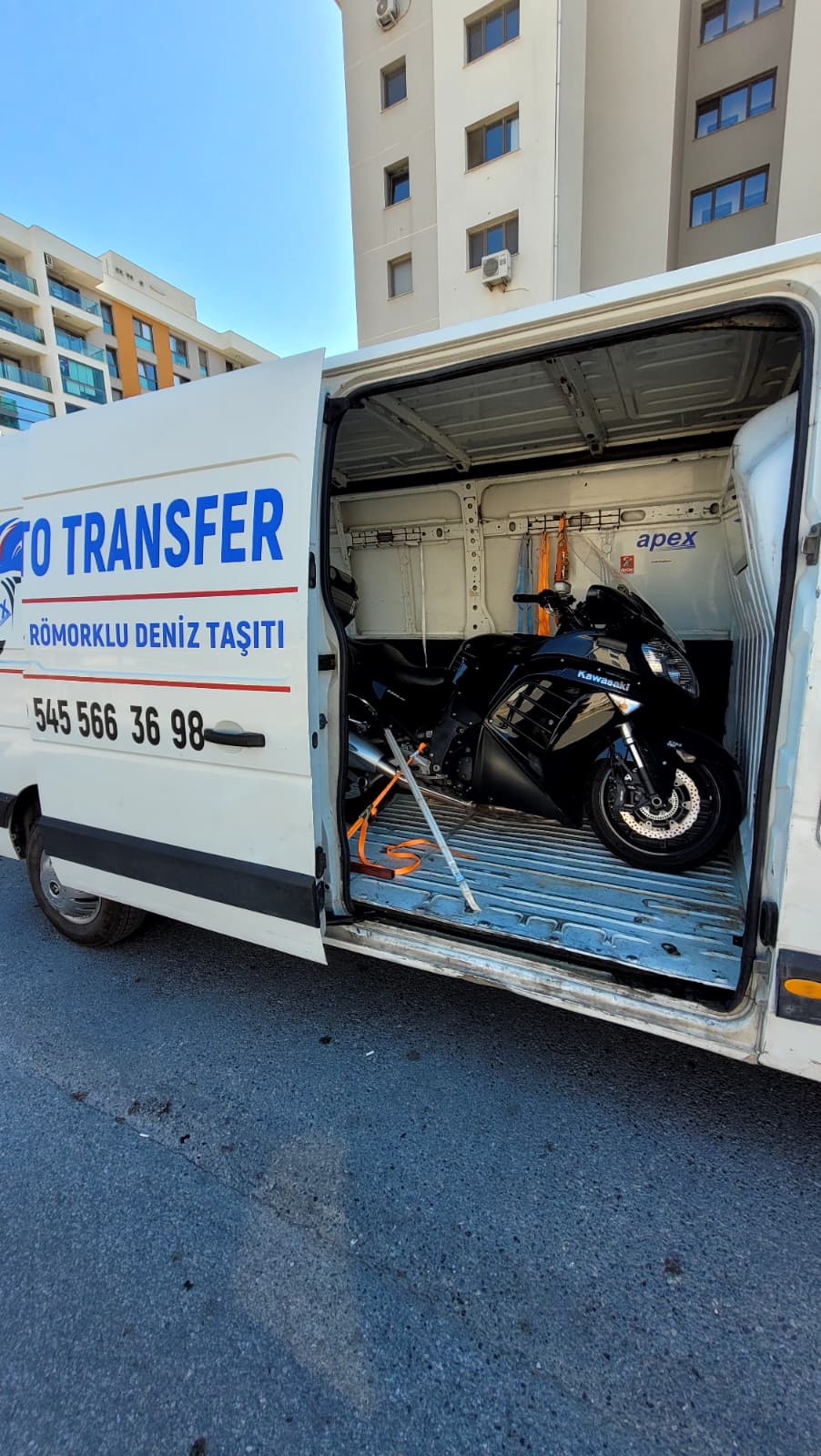 Kawasaki motosiklet turuncu kayışlarla sabitlenmiş