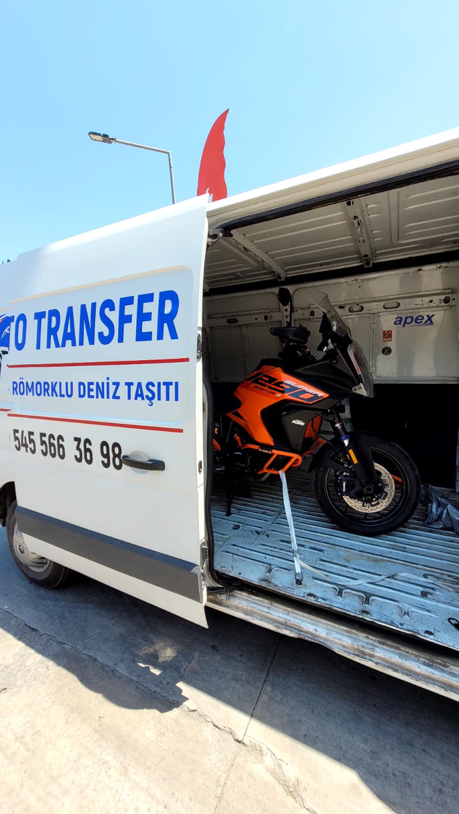 Turuncu KTM Adventure motosiklet taşıma