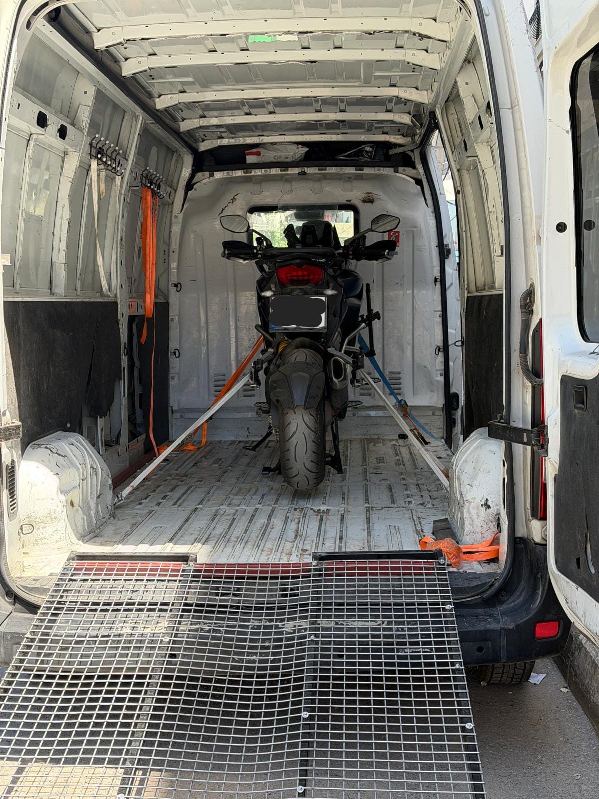 Motosiklet kayışlarla sabitlenmiş, rampa açık