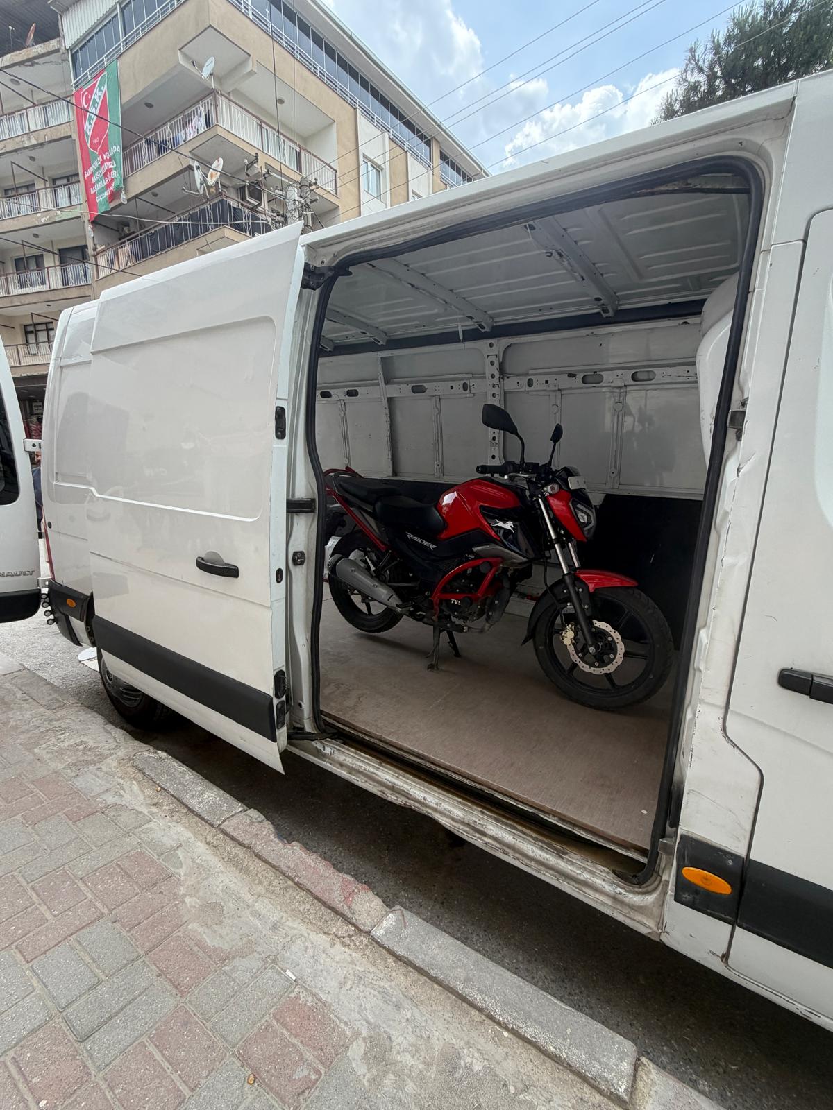 Kırmızı TVS Raider motosiklet taşıma